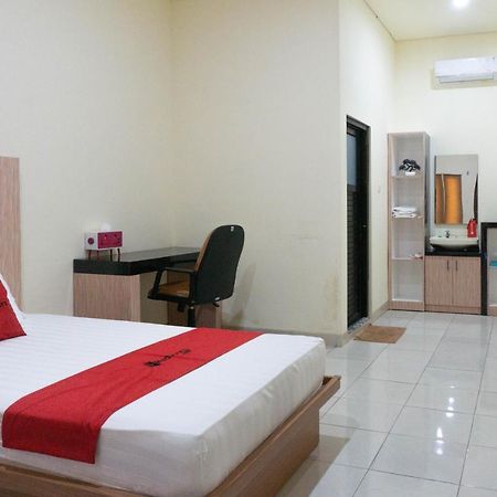 ホテルReddoorz Syariah Near Sultan Muhammad Kaharuddin Airport Sumbawa Besar エクステリア 写真
