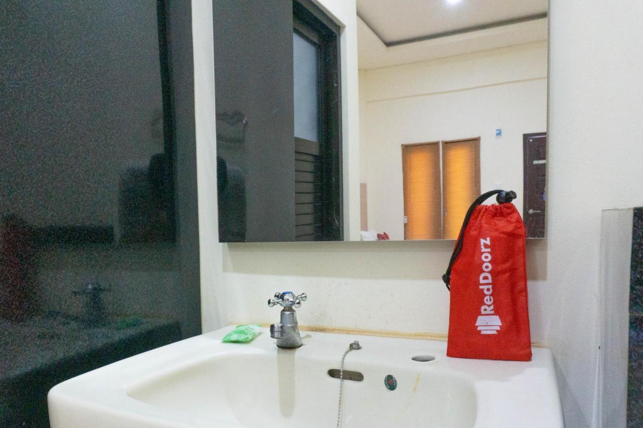 ホテルReddoorz Syariah Near Sultan Muhammad Kaharuddin Airport Sumbawa Besar エクステリア 写真