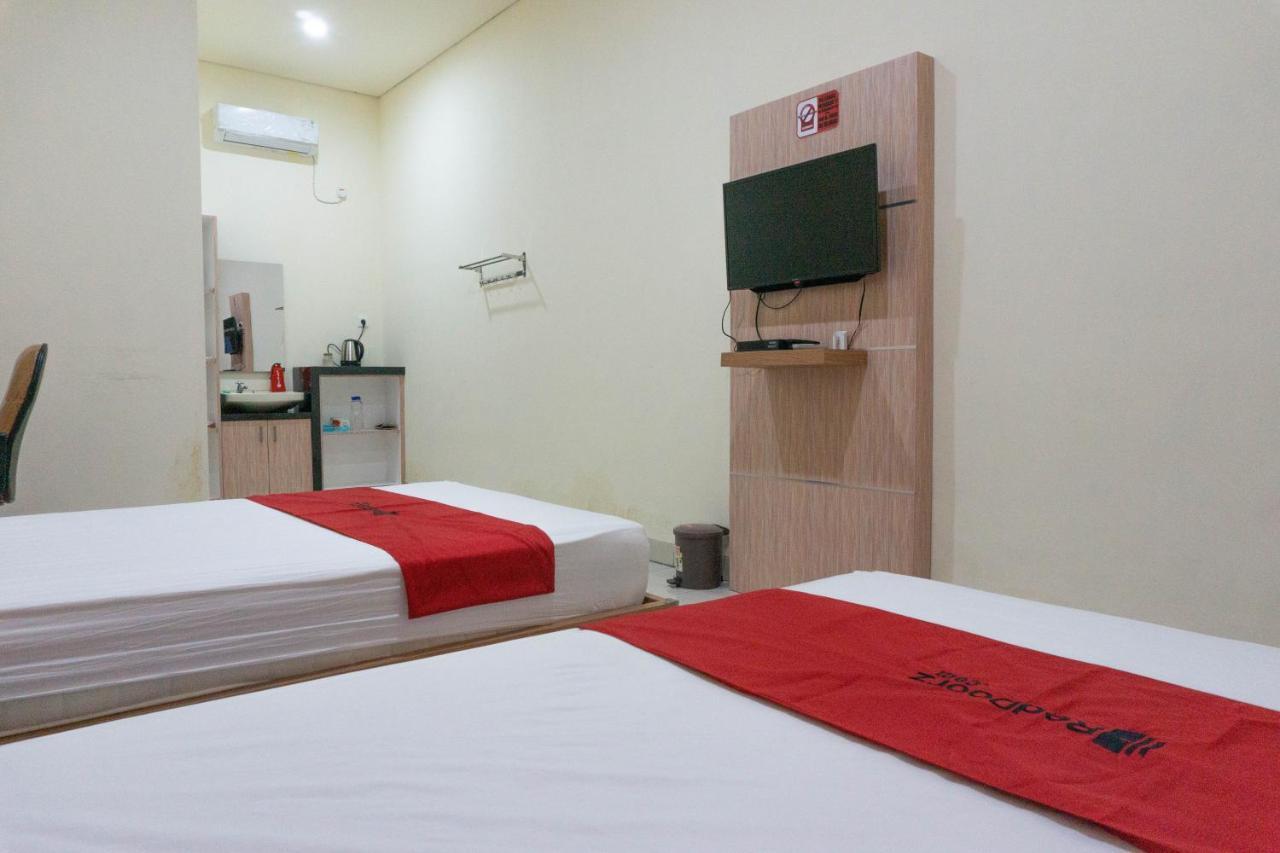 ホテルReddoorz Syariah Near Sultan Muhammad Kaharuddin Airport Sumbawa Besar エクステリア 写真