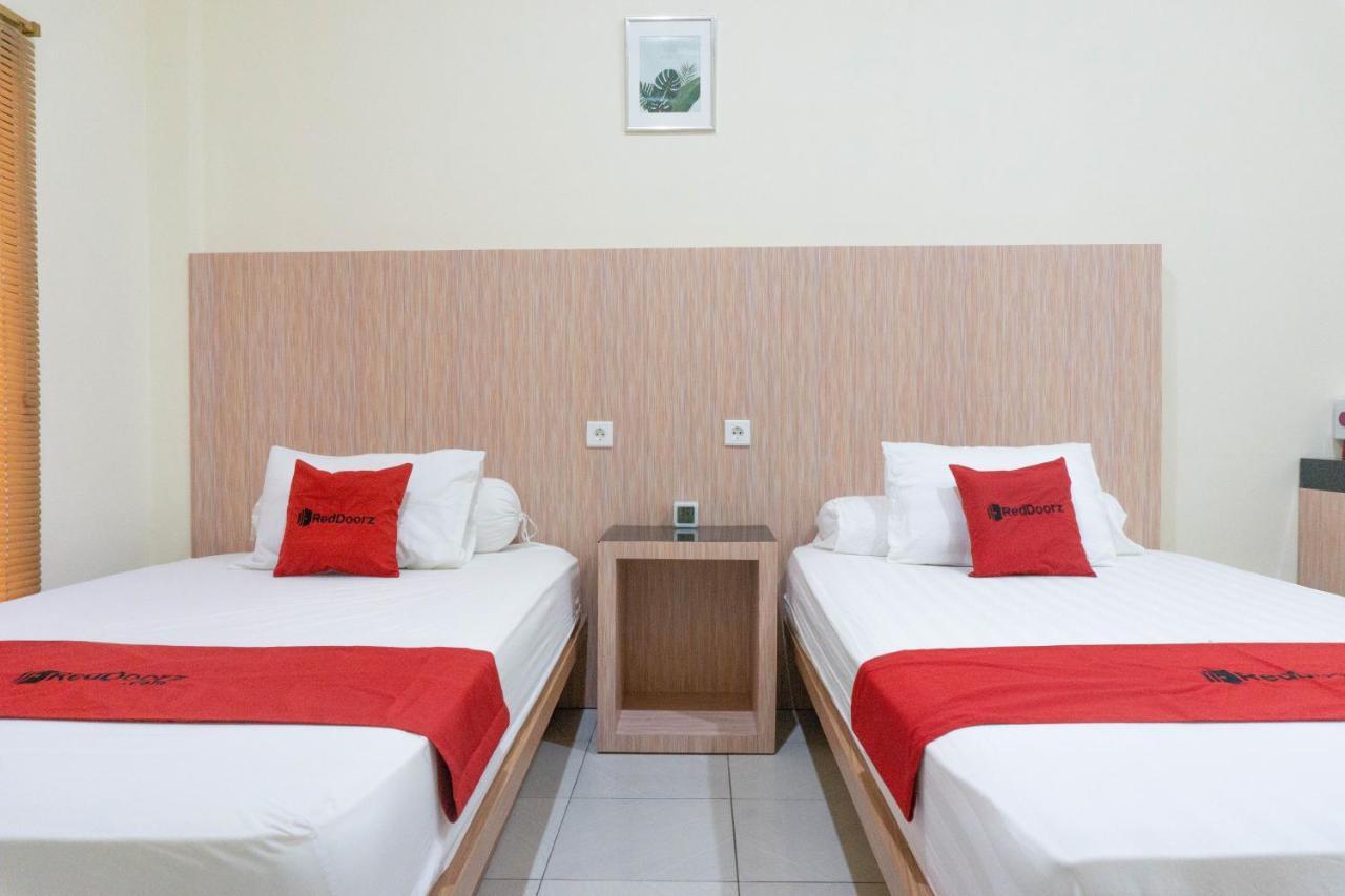 ホテルReddoorz Syariah Near Sultan Muhammad Kaharuddin Airport Sumbawa Besar エクステリア 写真